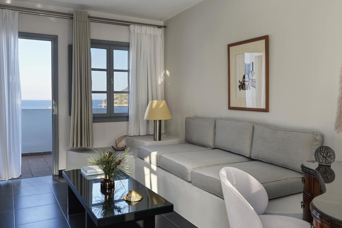 Superior Suite with Panoramic Sea View & Hot Tub | 1 habitación, minibar y caja de seguridad en la habitación