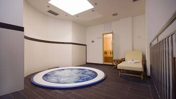 Indoor spa tub