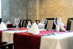 朝食、ランチ、ディナーに営業