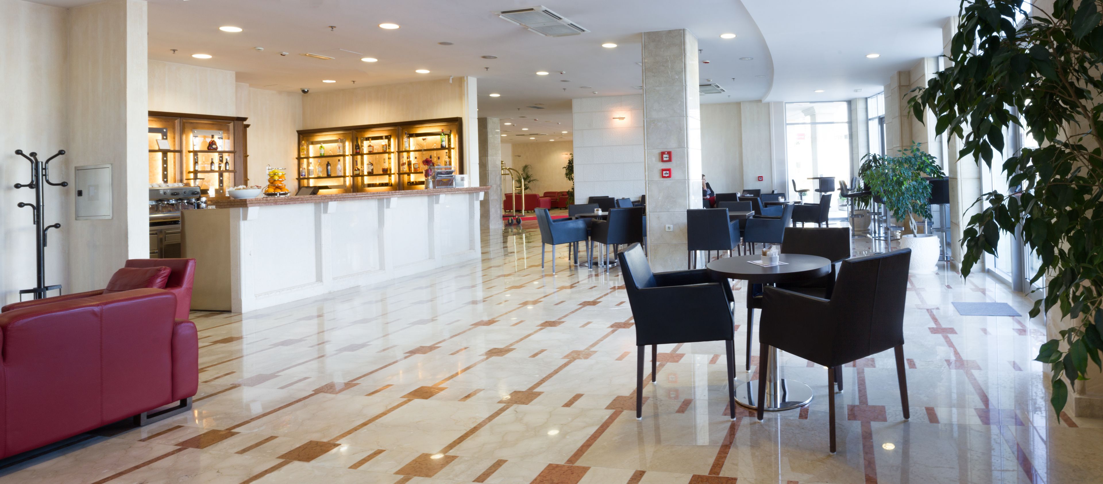 2 bares/lounges
