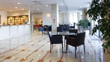 2 bares/lounges