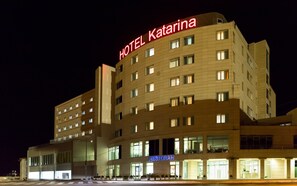 Front of property - evening/night - Hotel Katarina (Dugopolje)