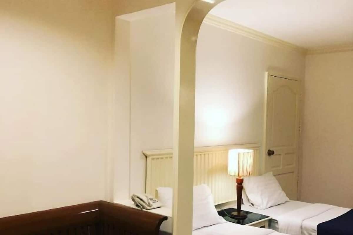 Minibaari (osa tuotteista ilmaisia), tallelokero huoneessa, työpöytä