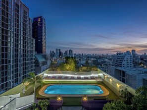 Outdoor pool - The Victory Executive Residences (Bangkok)