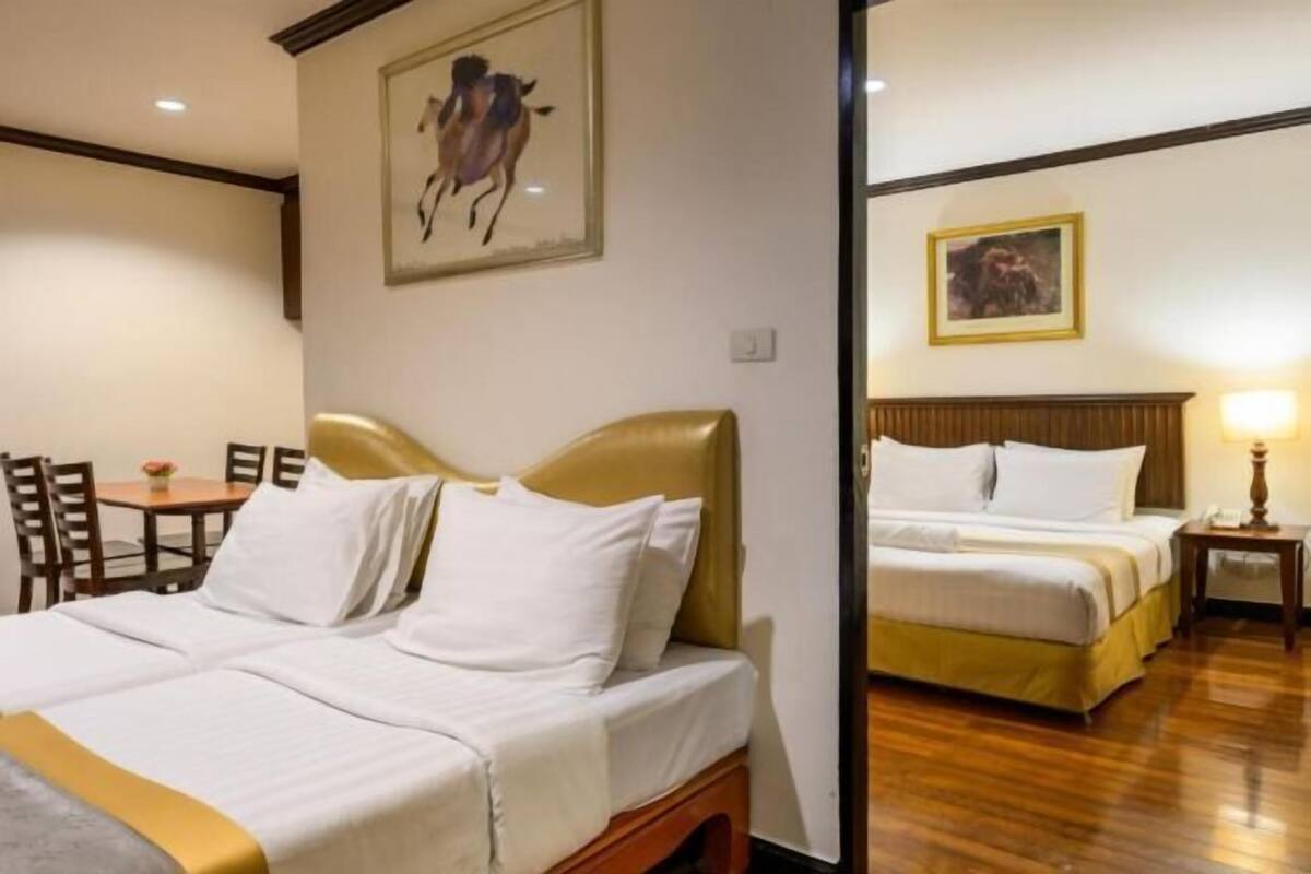 Een minibar met enkele gratis items, een kluis op de kamer, een bureau