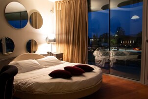 Minibar, in-room safe, soundproofing, free WiFi