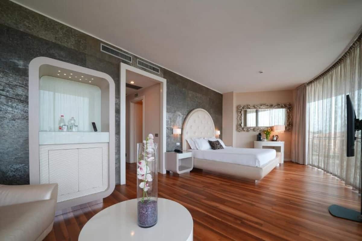 Chambre Junior | Minibar, coffres-forts dans les chambres, bureau, chambres insonorisées