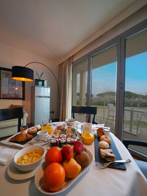 Family Room | Minibar, soundproofing, free WiFi, bed sheets