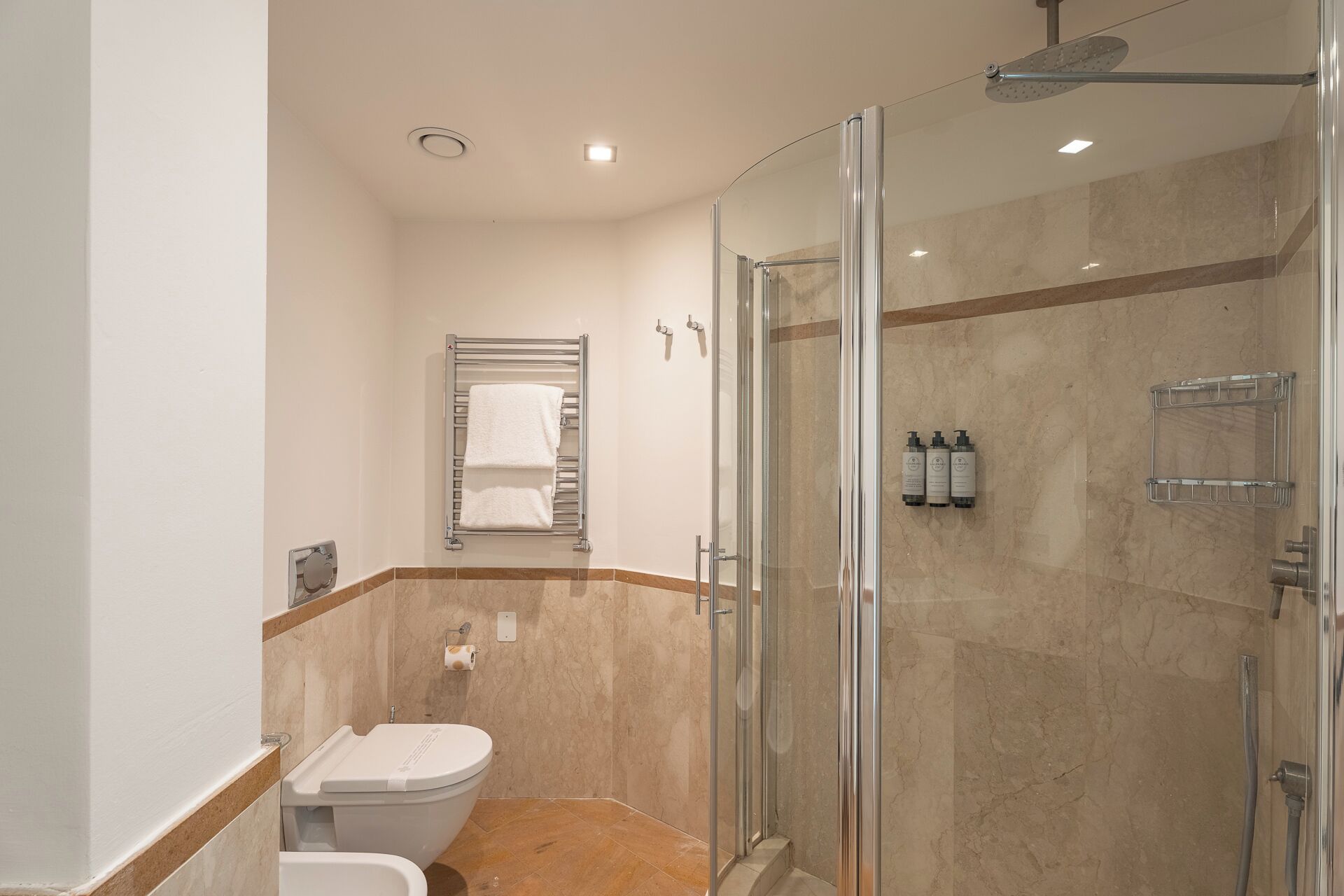 Family Suite | Bathroom | Shower, hair dryer, bidet, towels