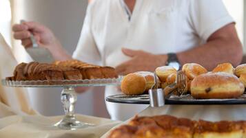 Petit déjeuner buffet (20 EUR par personne)