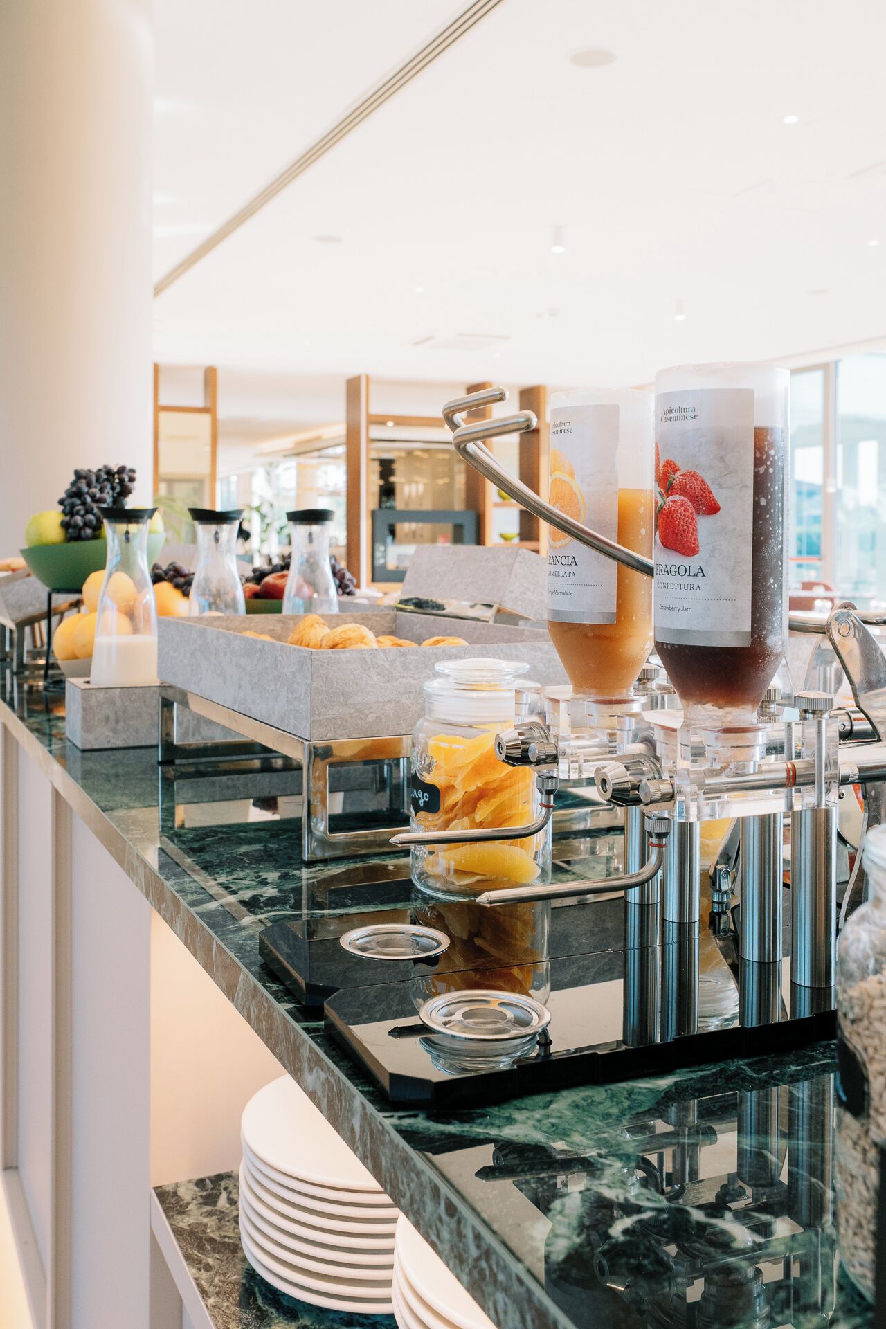 Een buffetopstelling met diverse gerechten en een koffieapparaat.