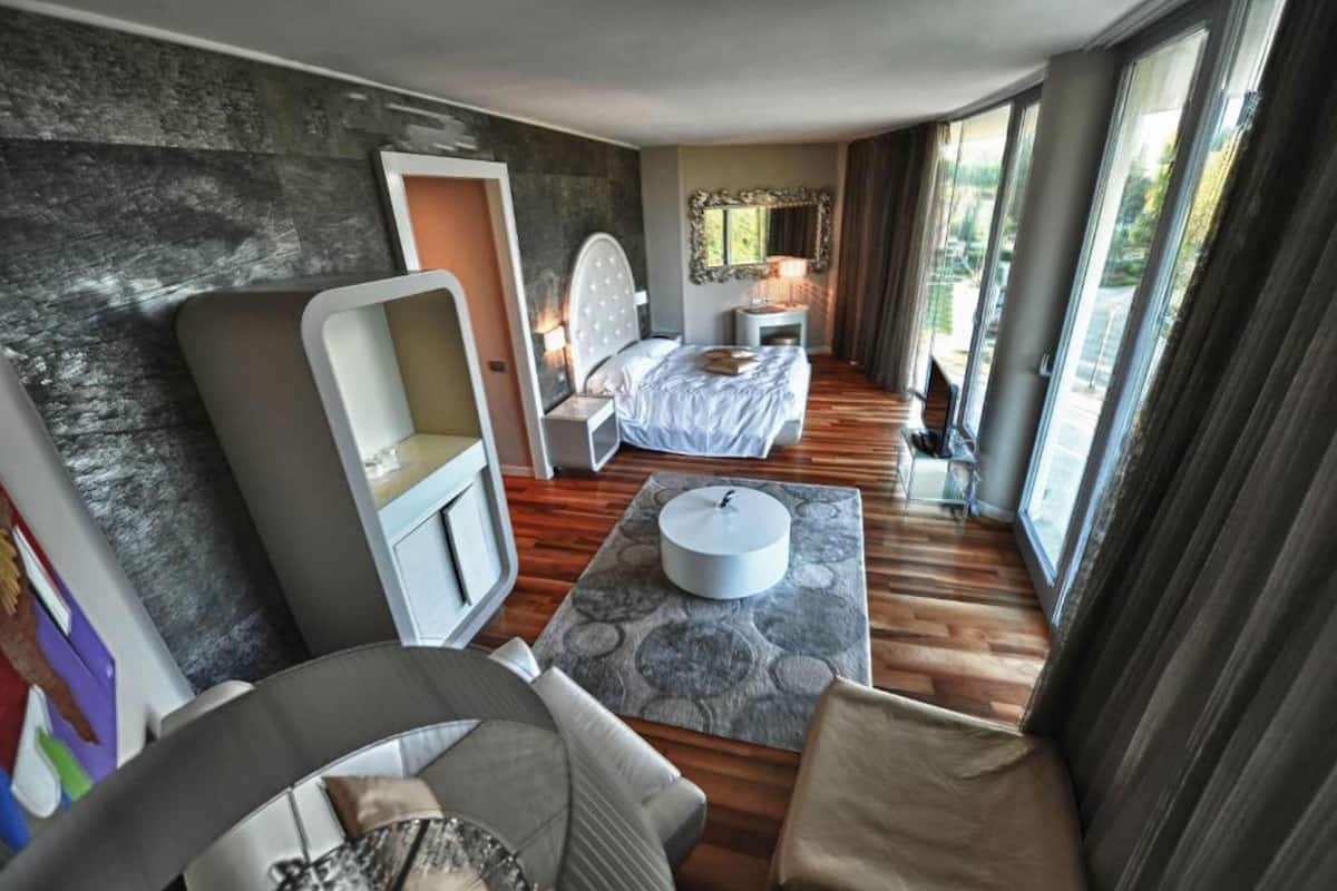 Suite, 1 Bedroom | 2 bedrooms, minibar, soundproofing, free WiFi