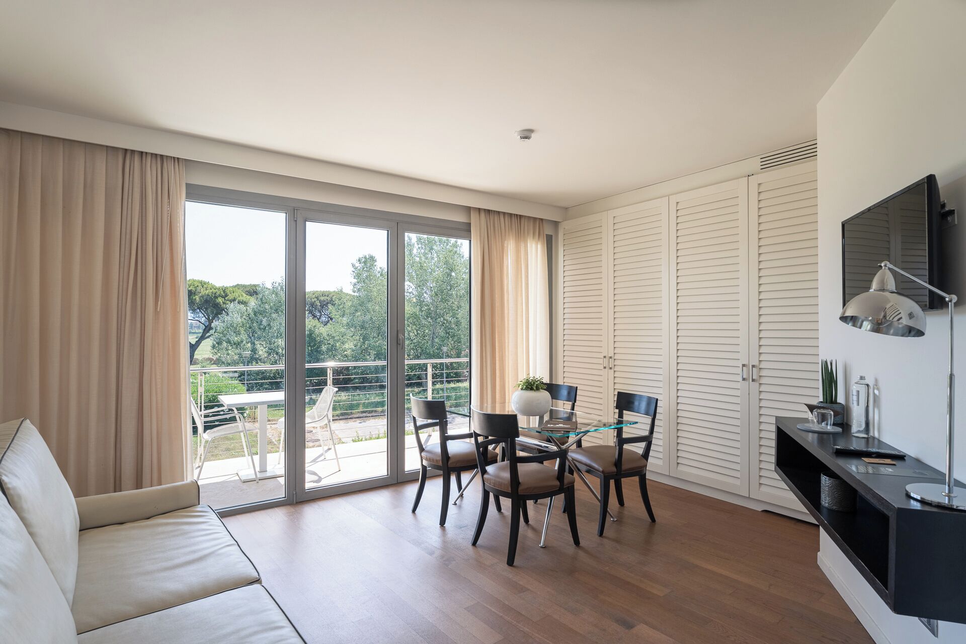 Familien-Suite | Minibar, Zimmersafe, schallisolierte Zimmer, kostenloses WLAN