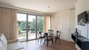 A modern living room with a glass dining table, a sofa, and a TV. - Smy Pisa Plaza (Pisa)