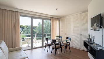 Familien-Suite | Minibar, Zimmersafe, schallisolierte Zimmer, kostenloses WLAN