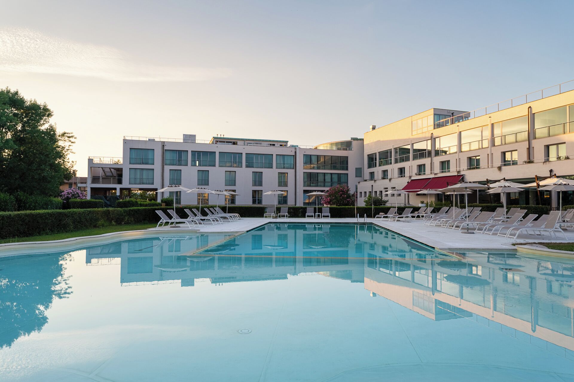 Una piscina al aire libre de temporada