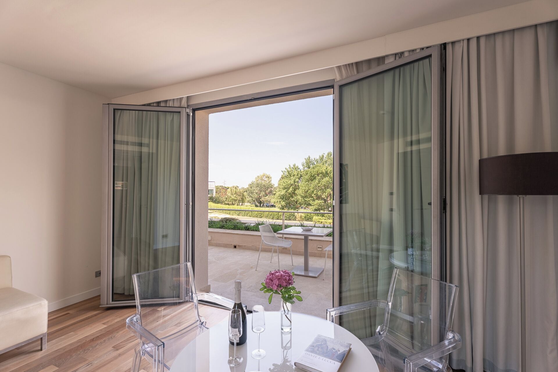 Suite | Minibar, in-room safe, soundproofing, WiFi (free)