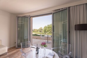 Minibar, coffres-forts dans les chambres, chambres insonorisées