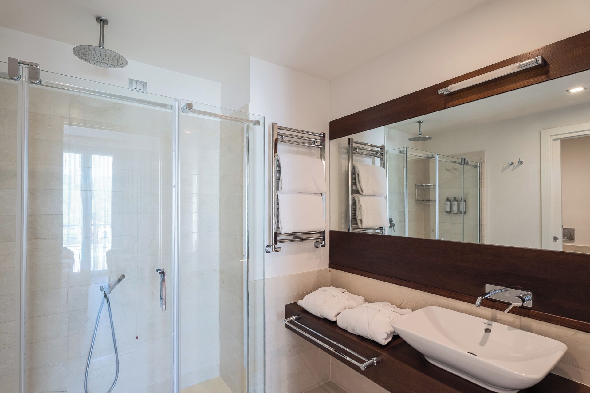 Suite | Kamar mandi | Shower, pengering rambut, kloset, dan handuk