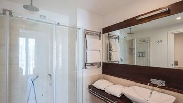 Suite | Kamar mandi | Shower, pengering rambut, kloset, dan handuk