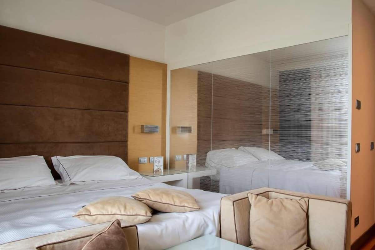 2 bedrooms, minibar, soundproofing, free WiFi