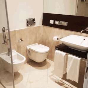 Habitación Premium | Baño | Regadera, secadora de cabello, bidet, toallas