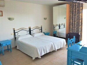 Quarto triplo, sacada | Cofres nos quartos, escrivaninha, quartos à prova de som