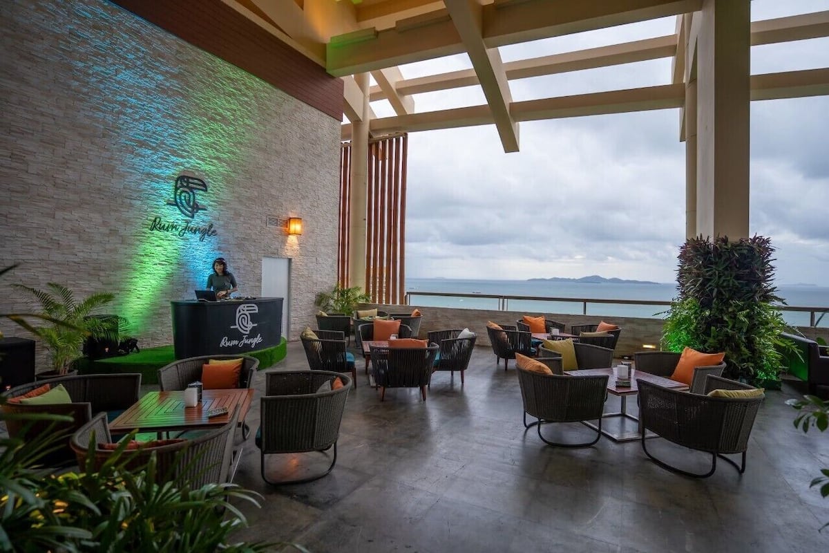 2 bars/lounges, swim-up bar