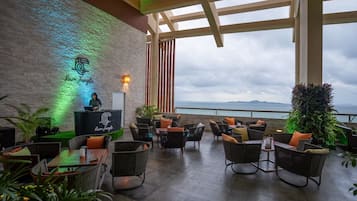 2 bars/lounges, swim-up bar