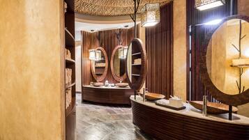 Sauna, tina de hidromasaje, baño de vapor y tratamientos corporales