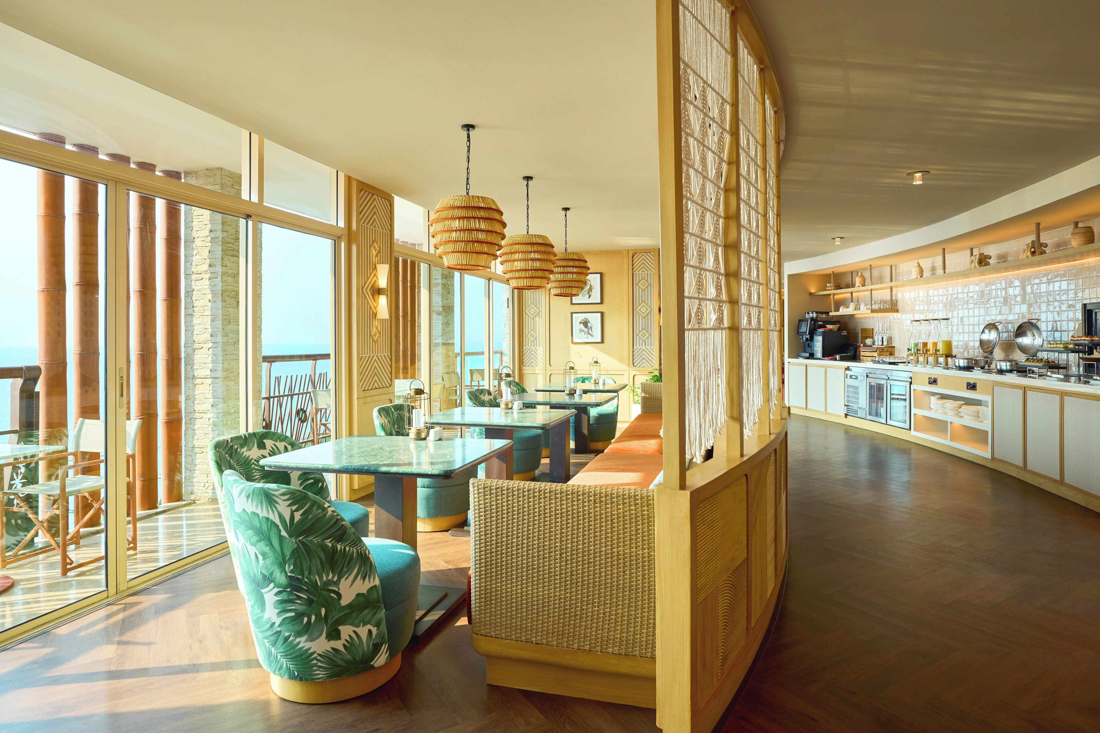 2 bars/lounges, swim-up bar