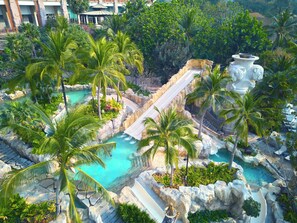 4 buitenzwembaden, parasols bij het zwembad en ligstoelen