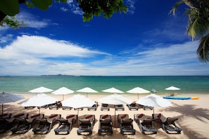 On the beach, white sand, beach umbrellas, beach towels - Centara Grand Mirage Beach Resort Pattaya (Pattaya)