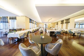 2 restaurants, lunch served