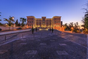 Fachada del alojamiento - Noche