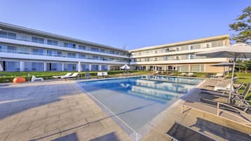 Seasonal outdoor pool, pool umbrellas