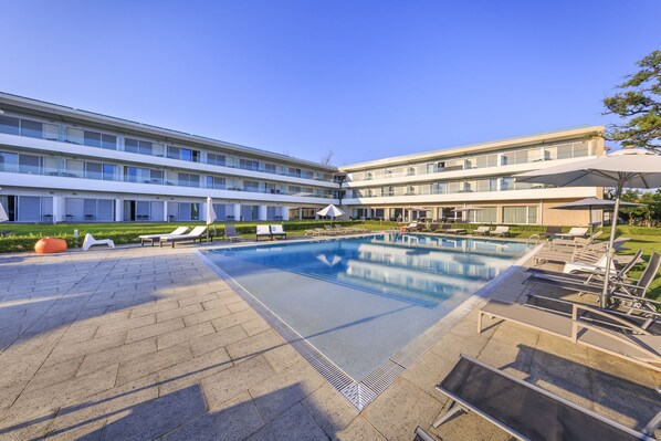 Seasonal outdoor pool, pool umbrellas