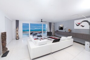 Seaview Executive Private Pool Suite 1 bedroom | Área de sala de estar | Televisión LCD de 42 pulgadas con canales vía satélite y televisión 