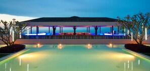 2 outdoor pools, pool umbrellas