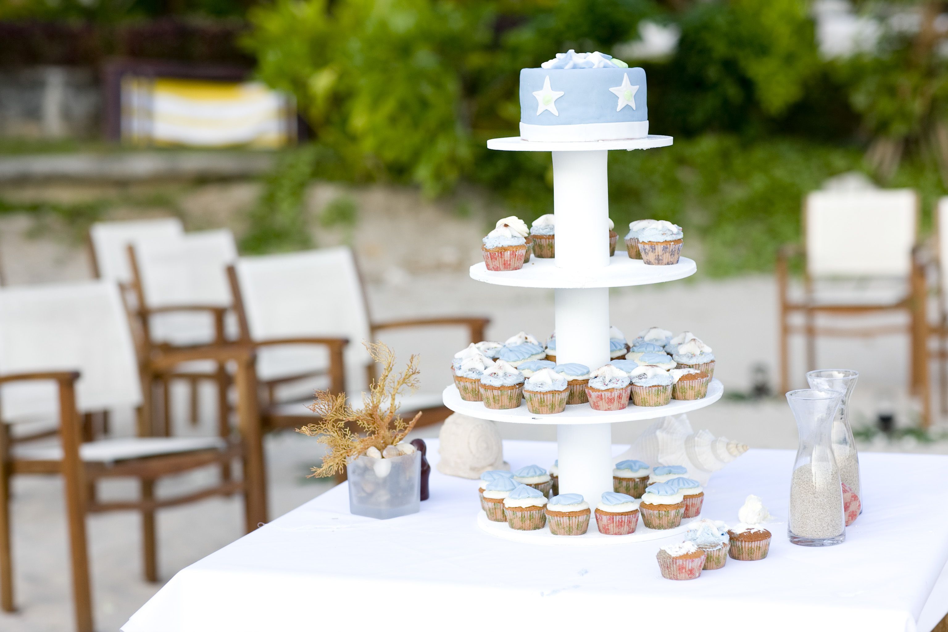 breakfast, lunch, dinner served; sea views