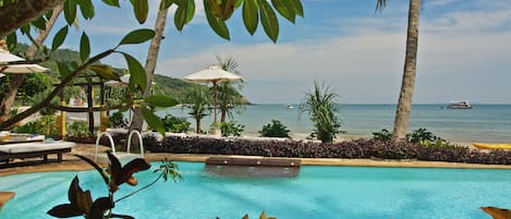 Piscine extérieure, parasols de plage, chaises longues