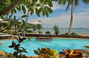 Outdoor pool, pool umbrellas, pool loungers - Vacation Village Phra Nang Lanta (Ko Lanta)