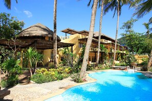 Piscine extérieure, parasols de plage, chaises longues