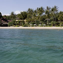 Trên bãi biển, chèo thuyền kayak