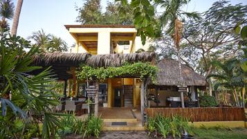 Se sirven desayunos, comidas y cenas con vista al mar