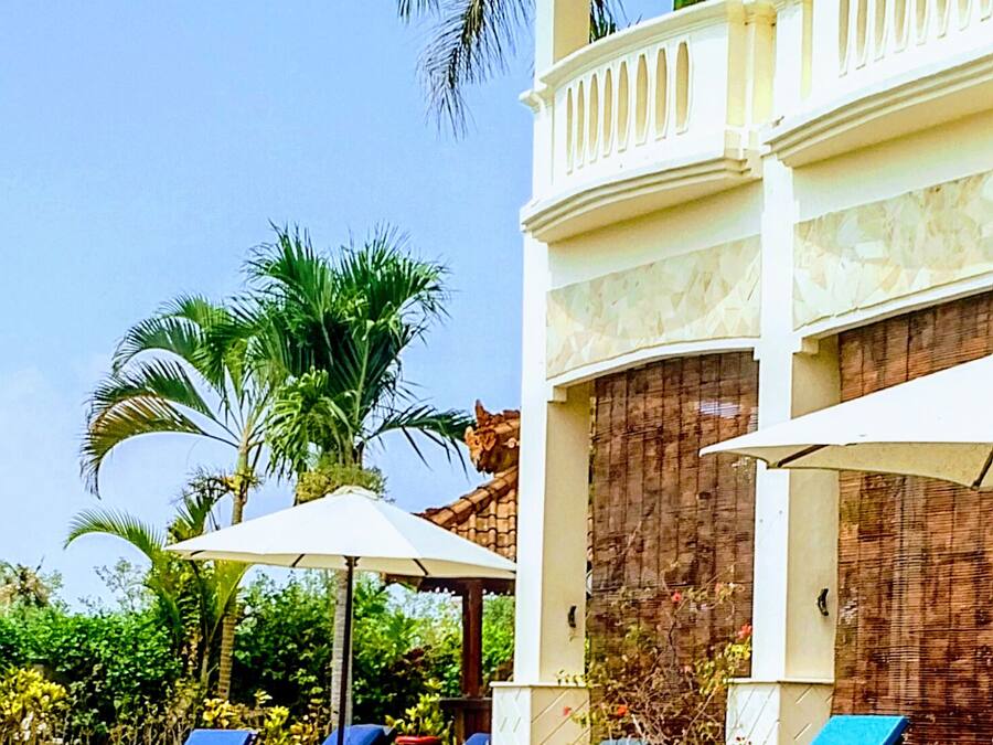 Una piscina al aire libre, tumbonas