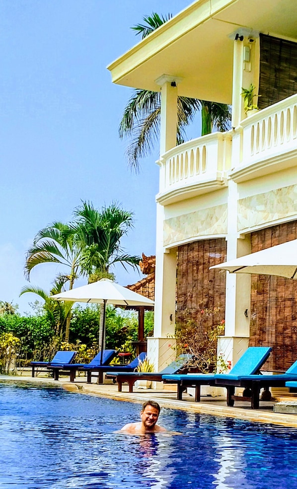 室外游泳池,提供日光浴躺椅