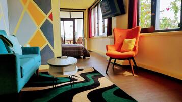 Junior Studio Suite | Living area | Table tennis, books