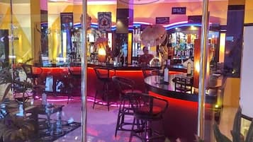 2 間酒吧/酒廊、池畔酒吧