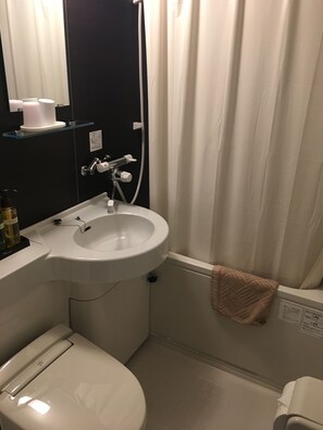 Duschwanne, kostenlose Toilettenartikel, Haartrockner, Hausschuhe